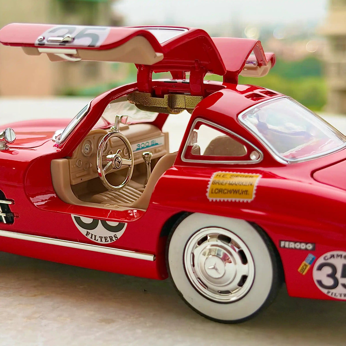 1:24 Scale Mercedes 300 SL Racing Edition Die-Cast Model : RED