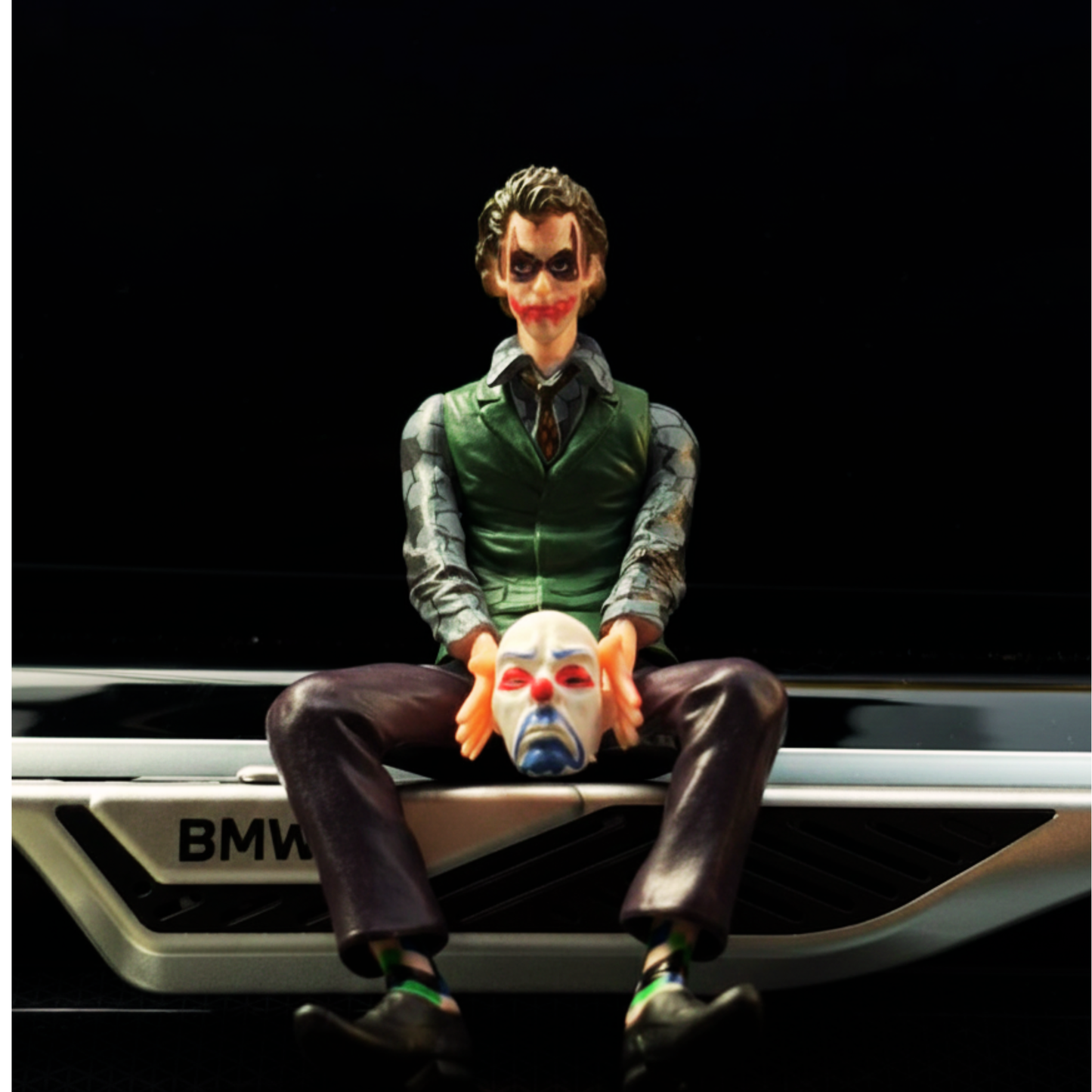 Drag-Auto Joker Action Figure with Mask | 10 cm (Small) Sitting Statue | Dashboard & Home Decor