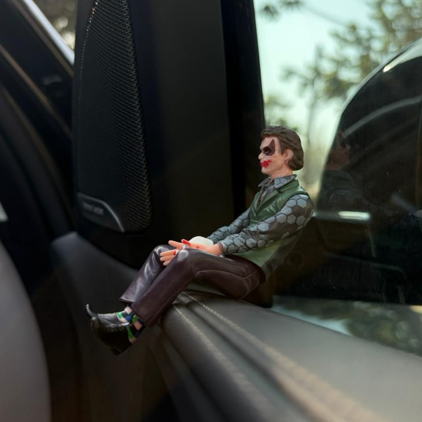 Drag-Auto Joker Action Figure with Mask | 10 cm (Small) Sitting Statue | Dashboard & Home Decor